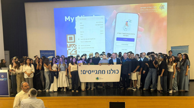 צעירי התפוצות הניפו מול בכירים שלט "כולנו מתגייסים" (צילום: באדיבות "החוויה הישראלית")