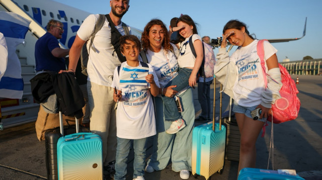 עולים חדשים מצרפת (צילום: אלישע חנקין, דוברות משרד העלייה והקליטה)