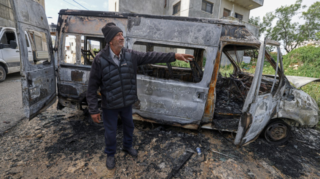 מכונית שרופה בכפר ג'אלוד ב-22 במרץ 2026 (צילום: Getty images)