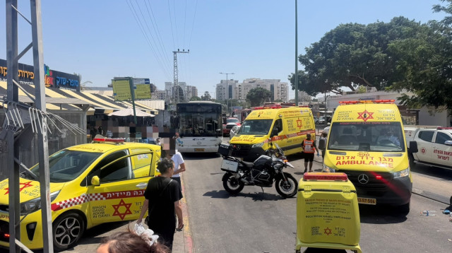זירת תאונת הדרכים הקשה באשקלון  (צילום: דוברות מד"א)