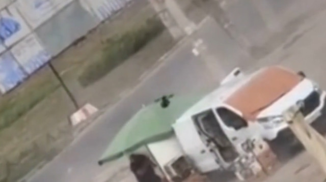 רחפן רוסי עוקב אחרי מוכר ירקות אוקראיני (צילום: צילום מסך)