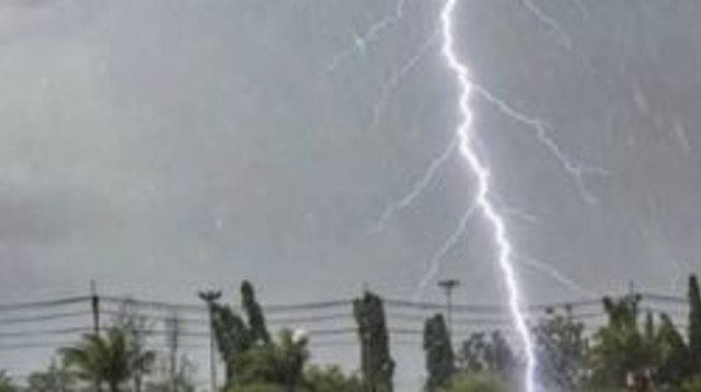 רגע פגיעת הברק במגרש הכדורגל (צילום: צילום מסך, X (טוויטר))