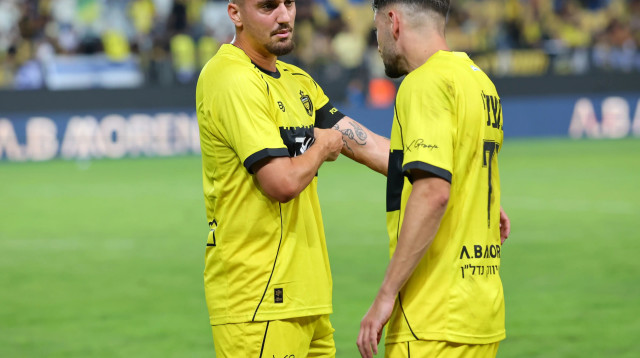 עומר אצילי עם ירדן שועה שחקני בית"ר ירושלים (צילום: אודי ציטיאט)