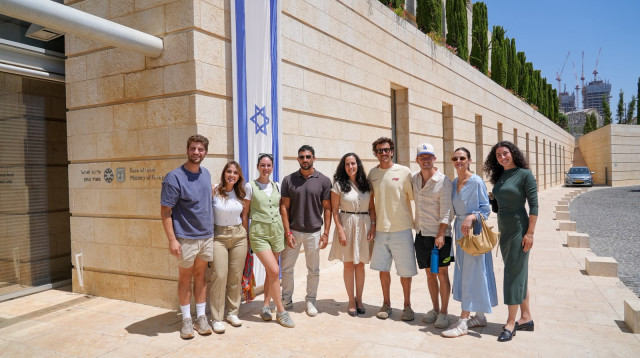 חברי המשלחת מחוץ למשרד החוץ (צילום: ארגון מסע)