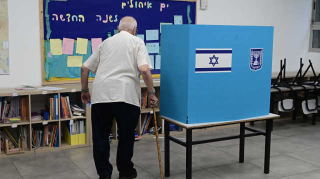 קשיש בדרך לקלפי (צילום: אבשלום ששוני)