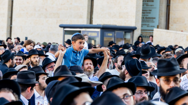 הכנסת ספר תורה בכותל המערבי (צילום: יח"צ)