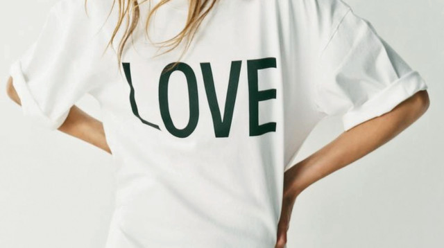 טישירט אוברסייז עם כיתוב, ZARA. מחיר: 99.90 שקלים (צילום: יחצ חול)