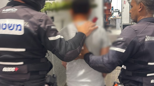 מעצר החשוד באונס בבת ים (צילום: דוברות המשטרה)