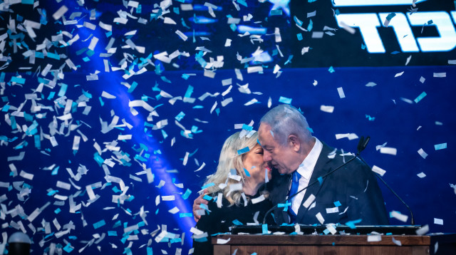 בנימין נתניהו ושרה בערב הניצחון בבחירות בשנת 2020 (צילום: Olivier Fitoussi/Flash90)