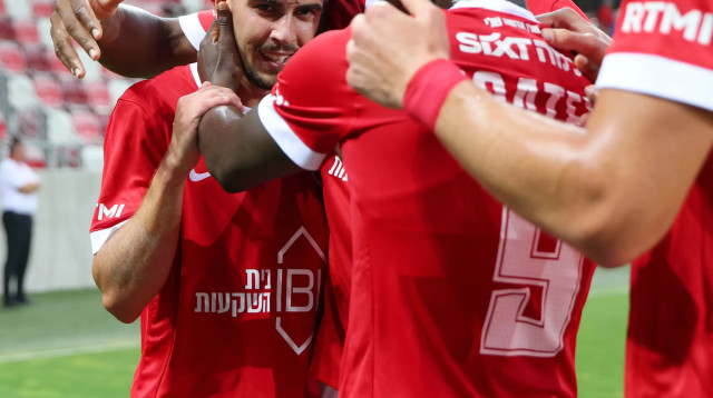 שחקני הפועל תל אביב חוגגים עם רועי אלקוקין (צילום: אודי ציטיאט)