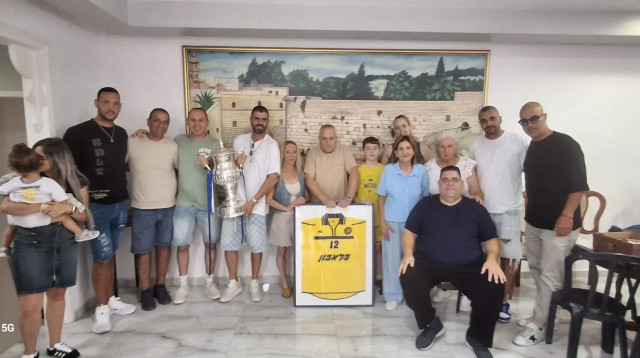 אוהדי מכבי תל אביב חוגגים יום הולדת לשחקן העבר מני לוי (צילום: באדיבות המצולמים)