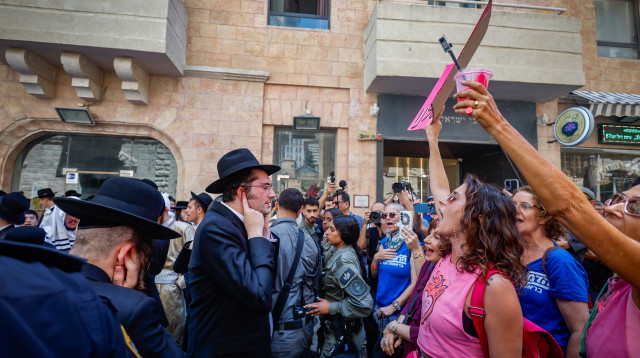 עימותים מחוץ לקפה "בסמטה" בירושלים עקב היותו פתוח בשבת (צילום: אורן בן חקון, פלאש 90)