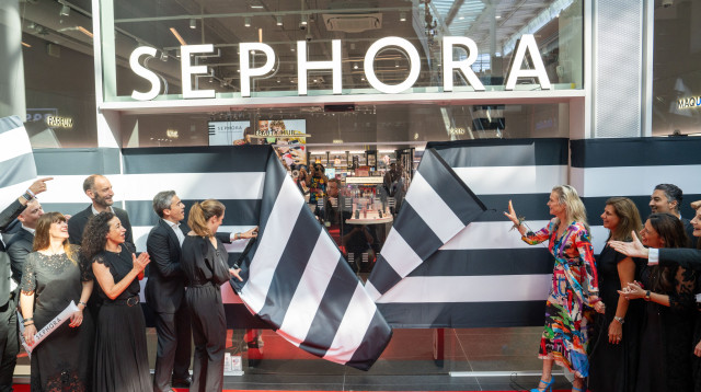 פתיחת חנות של ספורה באירופה (צילום: Marius Burgelman / BELGA MAG / Belga / AFP via Getty Images)