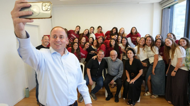 ראובן פינסקי נפרד מבנות השירות של "משפחה אחת" (צילום: מאיר פבלובסקי)
