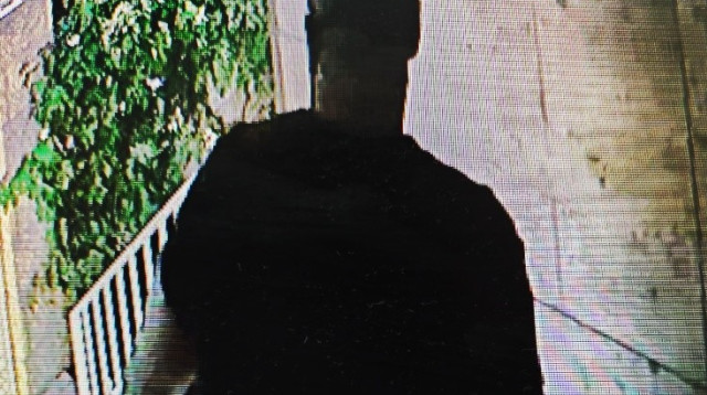 החשוד ברצח העובד הזר בירושלים ביציאה מהזירה (צילום: דוברות המשטרה)