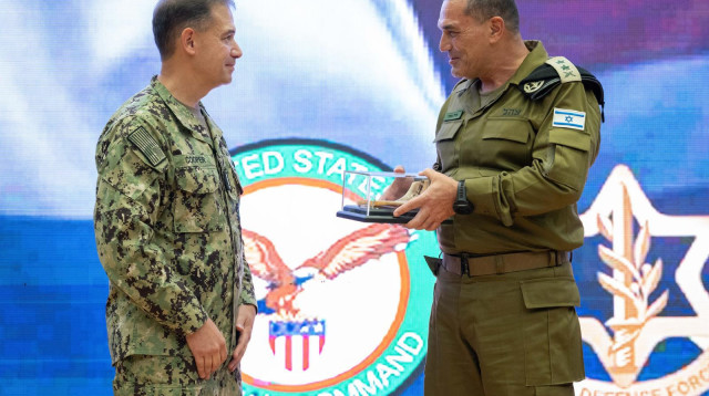 הרמטכ"ל רא"ל אייל זמיר ומפקד פיקוד המרכז של ארה"ב, אדמירל בראד קופר (צילום: דובר צה"ל)