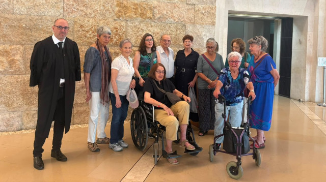 העותרים בעתירות שדורשות פתיחת קלפיות בבתי אבות ועורך דינם בבית המשפט העליון (צילום: באדיבות העותרים)