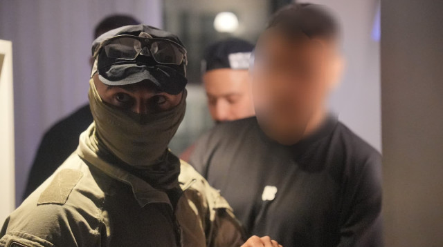 מעצר חשוד בעבירות פרוטקשן דמי חסות, סחיטה באיומים ועבירות פליליות  (צילום: דוברות המשטרה)