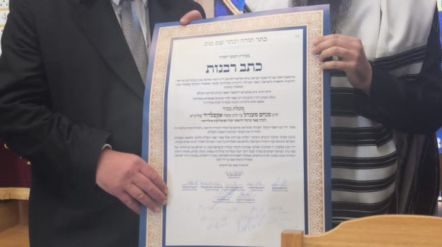 הרב מנחם מנדל אקסלרוד הוכתר רשמית רבה הראשי של המדינה (צילום: יחצ)