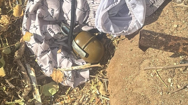 הרימון שאותר בשטח פתוח סמוך למקום שבו נעצרו שלושת הנאשמים בבת ים (צילום: דוברות המשטרה)