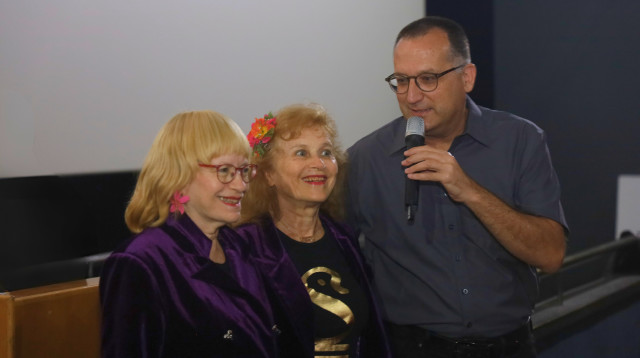רן קוניק עם צלילה והדסה, בנותיו של יוסף באו (צילום: עיריית גבעתיים)