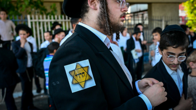 הפגנת חרדים נגד הגיוס עם טלאי צהוב (צילום: אבשלום ששוני, פלאש 90)