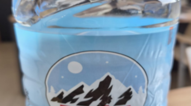 מים מינרליים של המותג "אלסקה" (צילום: משרד הבריאות)