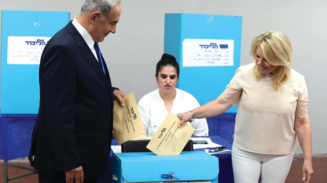 שרה נתניהו ובנימין נתניהו מצביעים בפריימריז של הליכוד, 2022 (צילום: תומר נויברג, פלאש 90)