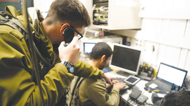 חיילים באגף המודיעין, 8200 (צילום: דובר צהל)