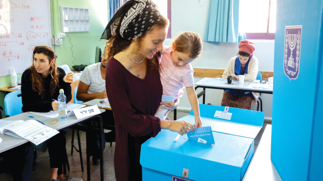הצבעה בקלפי באפרת, 2022 (צילום: גרשון אלינסון, פלאש 90)