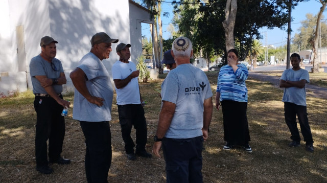קבוצת עובדי "המשקם" בבסיס צה"ל (צילום: המשקם)