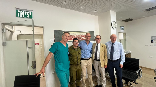 משלחת של רופאי טראומה בכירים מאוסטרליה  (צילום: ג'רוזלם פוסט)