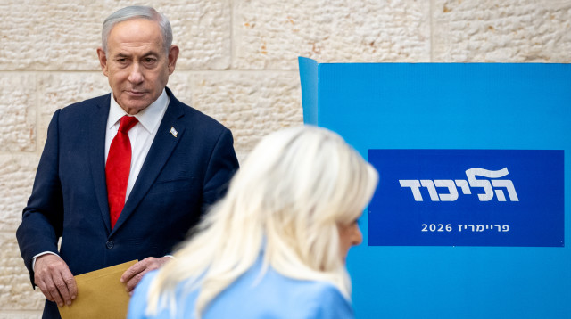 בנימין נתניהו מצביע בפריימריז של הליכוד (צילום: חיים גולדברג, פלאש 90)