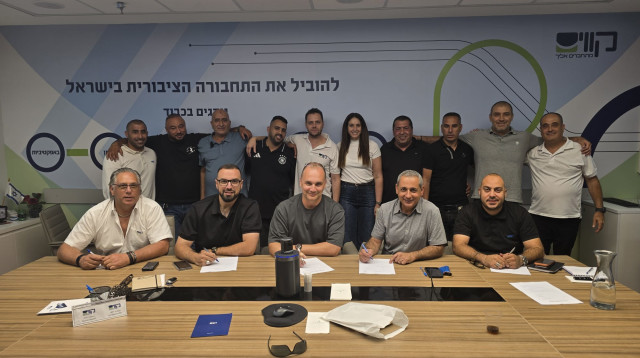 חתימה על ההסכם הקיבוצי (צילום: צלם קווים)