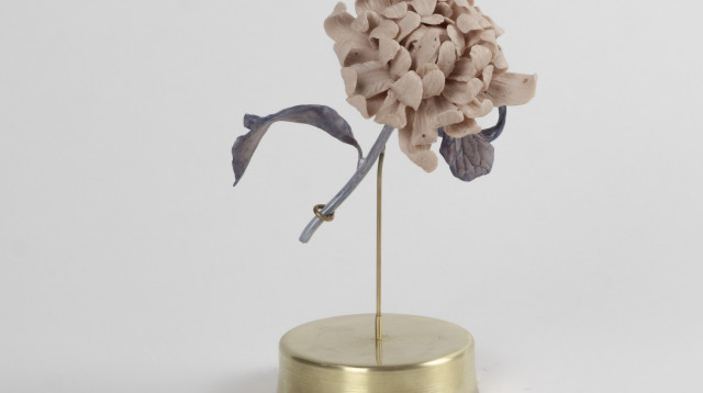 Fleur pour Akio, 2025, Mixed media, 18x10x10 cm.jpg (צילום: באדיבות האמנית וגלריה רוזנפלד)