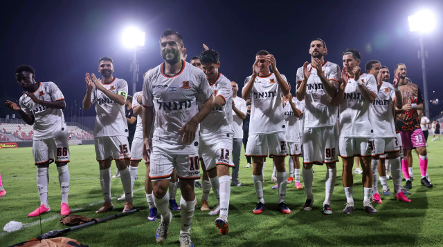 שגיא דרור ושחקני בני יהודה (צילום: מאור אלקסלסי)