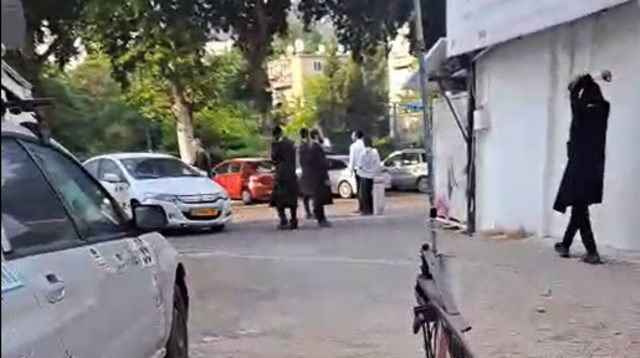 מפגינים ליד בתיהן של בכירות בנשות הכותל (צילום: צילום מסך)
