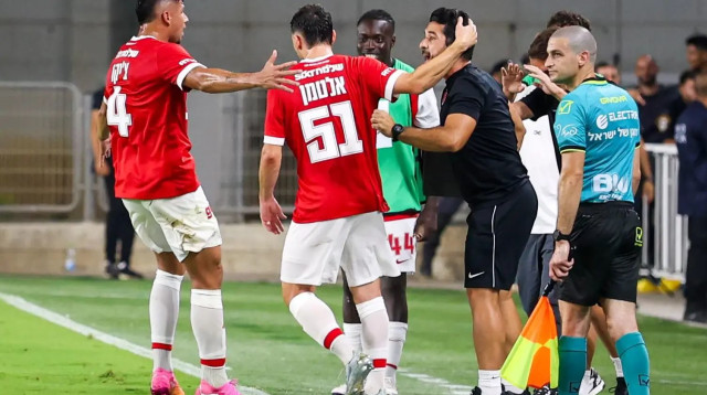 שחקני הפועל תל אביב חוגגים עם דויד סמנייגו, אחד מעוזרי המאמן (צילום: קובי אליהו)