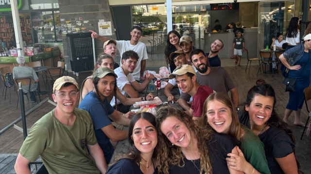 עמותת ''משפחה אחת'' במסע אתגרי בנקיק השחור (צילום: עמותת "משפחה אחת")