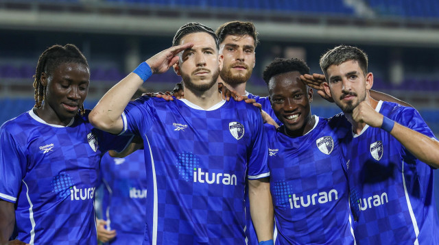 אדריאן אוגריסה חוגג עם שחקני קרית שמונה (צילום: קובי אליהו)