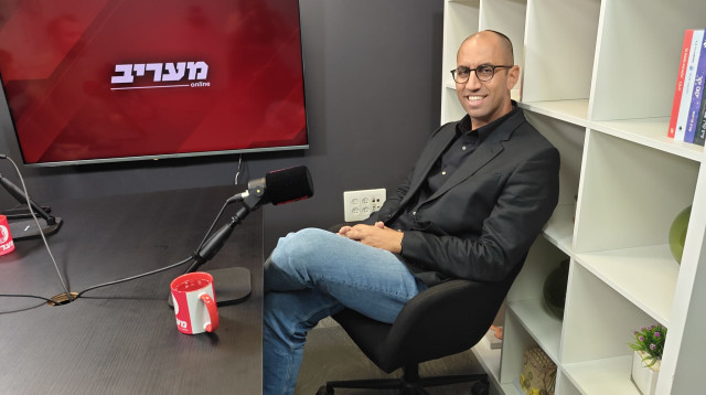 מושיקו ארז בפודקאסט מעריב (צילום: מעריב אונליין)