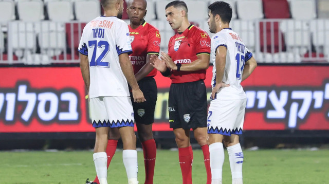 שחקני הפועל פתח תקוה זועמים על החלטתו של השופט שניר לוי מול עירוני טבריה (צילום: דני מרון)