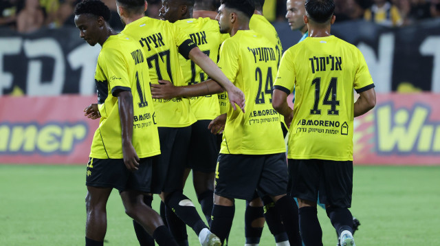 שחקני בית"ר ירושלים חוגגים (צילום: דני מרון)