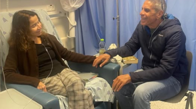 שלי יחימוביץ' בבית החולים עם בן זוגה עובד (צילום: רשתות חברתיות,שימוש לפי סעיף 27א')