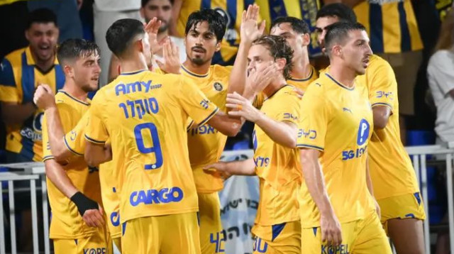 חגיגה צהובה. דור פרץ והחברים (צילום: ברני ארדוב)