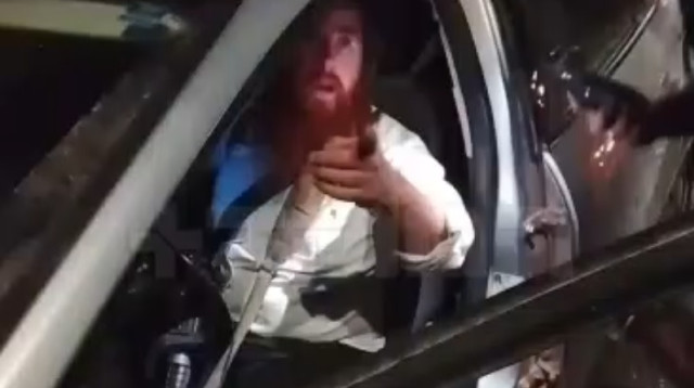 ישראלי חמוש נכנס לכפר הפלסטיני עין עריכ (צילום: צילום מסך רשתות ערביות)