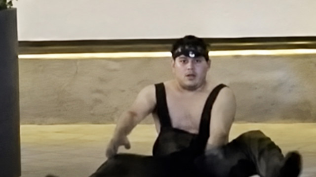 אדם יוצא מהביוב במנהטן, ניו יורק (צילום: צילום מסך אינסטגרם)