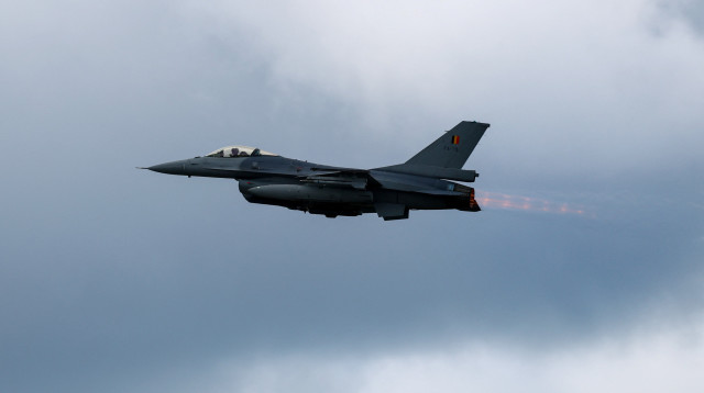 מטוס F-16 בלגי בשמי איסלנד (צילום: REUTERS)