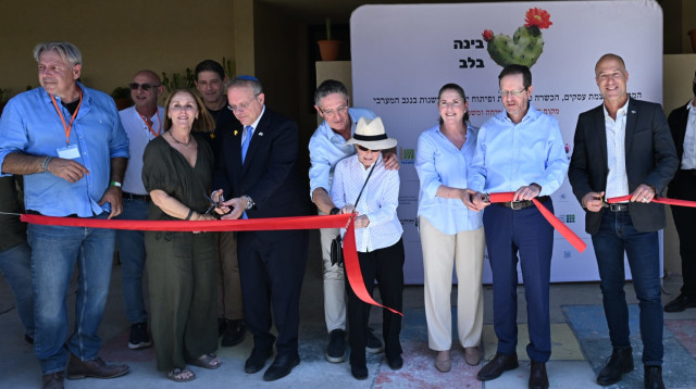  גוזרים את הסרט בניר עוז (צילום: חיים צח)