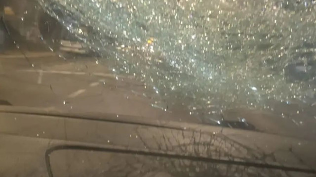 שמשה מנופצת ברכבשל אוהד הפועל ירושלים (צילום: תיעוד ברשתות חברתיות לפי סעיף 27 א' לחוק זכויות יו)
